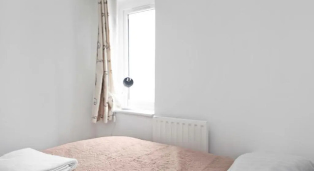 Коттедж 4 Bedrooms Self Catering Dagenham House, Free Wifi & Netfix