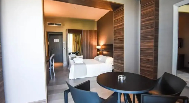 Двухместный номер Standard с балконом Waldorf Suite Hotel