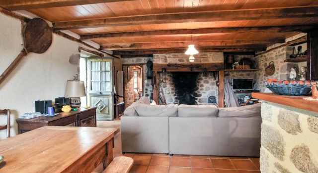 House With 3 Bedrooms in Senezergues, With Wonderful Mountain View, Fu, Rezerwuj Hotel Hotele w Owernia z parkingiem, Parking