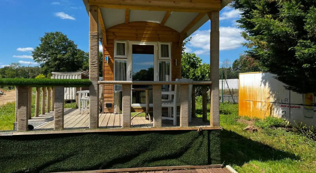 The Caduceus - Private Cabins, Book Hotel Chertsey Surrey, near Thorpe Park