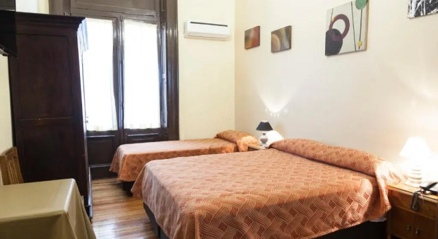 Трёхместный номер Standard Hotel Reina