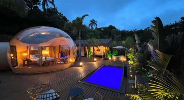 Deluxe suite med udsigt over poolen Zion Bubble Glamping