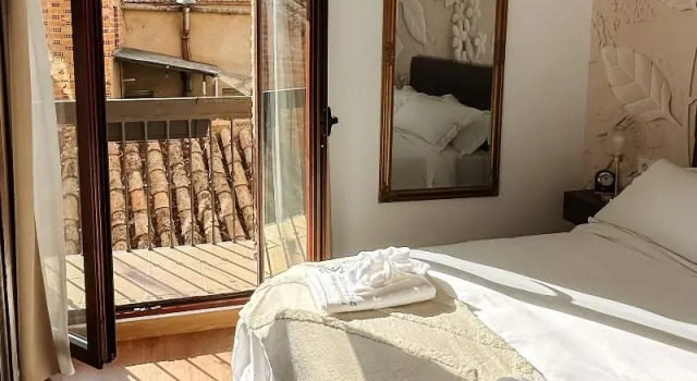 Четырёхместные апартаменты с балконом Casón De Los López Apartments