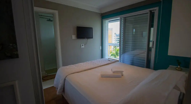 Duplex na Riviera à 70m da praia e próximo ao Shopping.