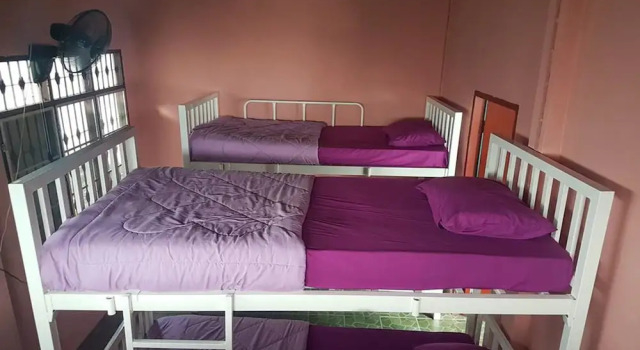 Champion Hostel 2 - Adults Only, Забронировать Хостел Отели Чиангмай с парковкой, рядом с Wat Srisupan, Парковка