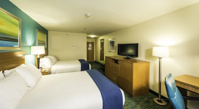 Четырёхместный номер Standard Holiday Inn Express Hotel & Suites Jacksonville-Blount Island by IHG