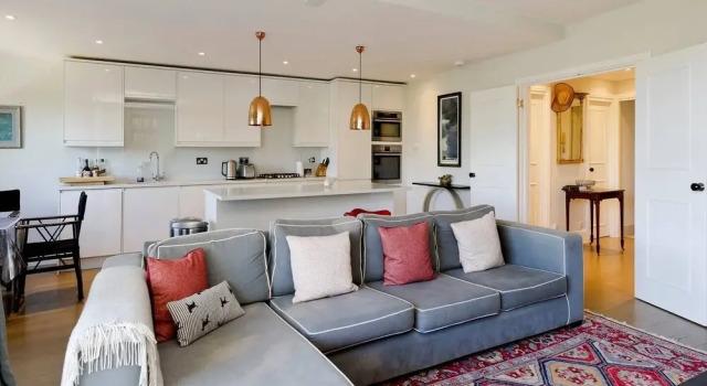 Bright 2-Bed Apartment in Fashionable Chelsea