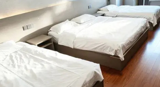 Кровать в общем номере Siyecao Business E-sports Hotel (Tongshan Wanda Shop)