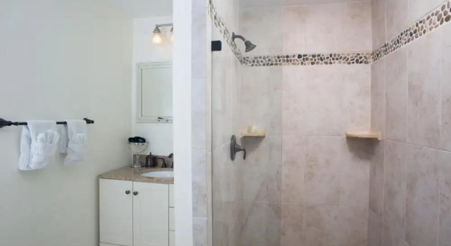 Двухместный номер Standard с видом на воду Windemere Inn by the Sea