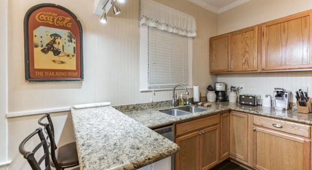 Sea Life - Just Blocks To Beach! 3 Bedroom Home by Redawning