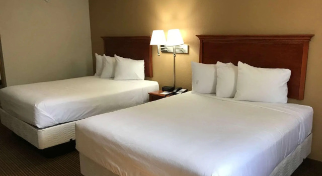 Четырёхместный номер Standard Days Inn & Suites by Wyndham Tallahassee Conf Center I-10
