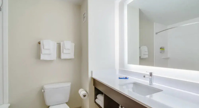Четырёхместный номер Standard с балконом и с видом на город Holiday Inn Express Hotel & Suites Custer by IHG