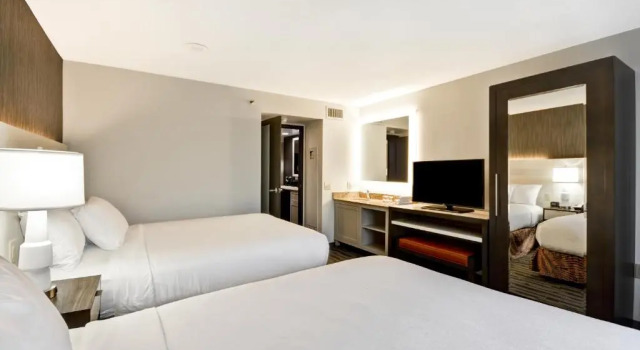 Четырёхместный люкс Отель Embassy Suites by Hilton Charlotte