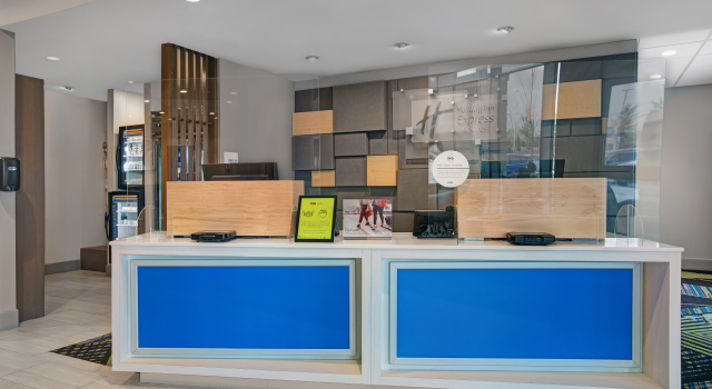 Holiday Inn Express & Suites Milwaukee - Brookfield by IHG, Book Hotel Hoteller i Brookfield med pool, Swimmingpool