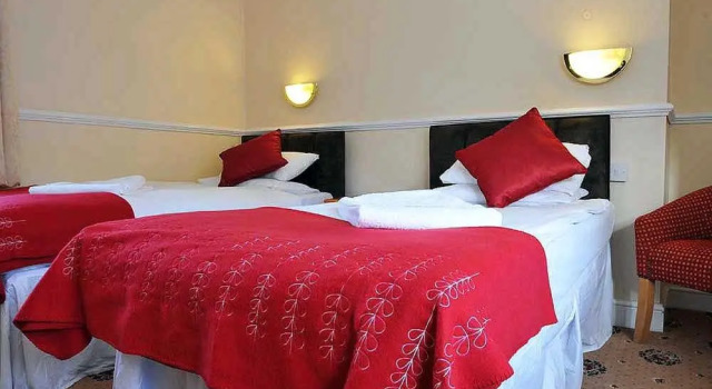 Четырёхместный номер Standard Crown Hotel Brackley