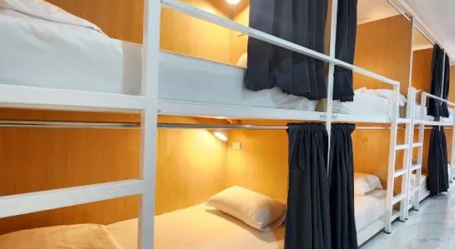 Кровать в общем номере Airhub Hostel Phuket Airport
