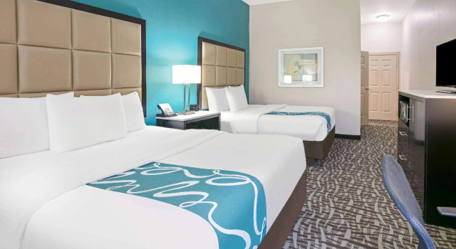 Четырёхместный номер Standard La Quinta Inn and Suites by Wyndham Paris