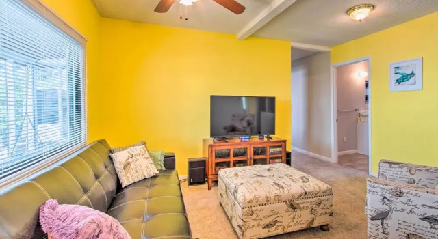 Sunny Oak Island Retreat - 3 Blocks to Beach!