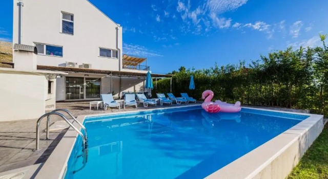 Коттедж с 3 комнатами Modern holiday apartment with pool in Podstrana near Split