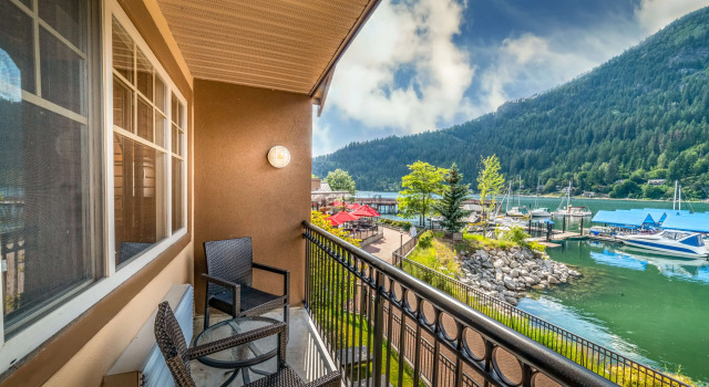 Четырёхместный номер Standard с балконом и с видом на озеро Prestige Lakeside Resort, WorldHotels Elite