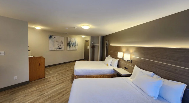 Четырёхместный номер Deluxe с видом на горы Days Inn by Wyndham Penticton Conference Centre