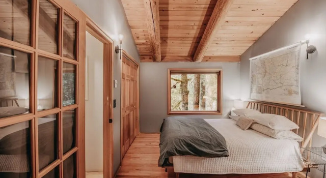 81SL - Hot Tub - WiFi - Pets Ok cabin, Buchen Sie Ferienhaus Hotels in Glacier mit Parkplatz, Parkplätze
