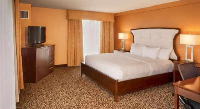 Полулюкс с балконом DoubleTree by Hilton Bay City - Riverfront