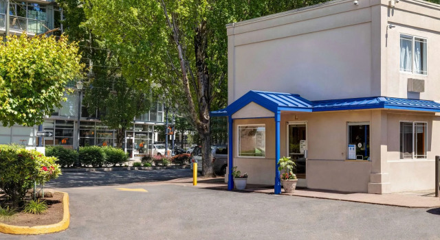 Motel 6 Portland, OR - Downtown, Забронировать Мотель Отели Портленда с парковкой, рядом с Дом-музей семьи Бишоп, Парковка