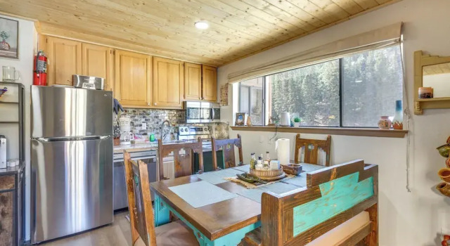 Ski-in Red River Retreat: Balcony, Mountain Views!, Varaa Huoneisto Red River 