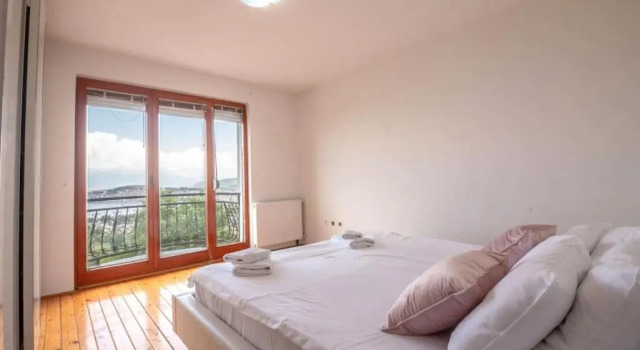 Casa Farmak - 4 Bedroom Lux Apartment with Infinity Pool & Lake View, Boek Appartement Hotels in Lake Ohrid met parkeren, Parkeren