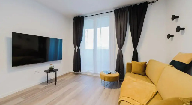 Koi Deluxe, Urban Two Bedroom Oasis