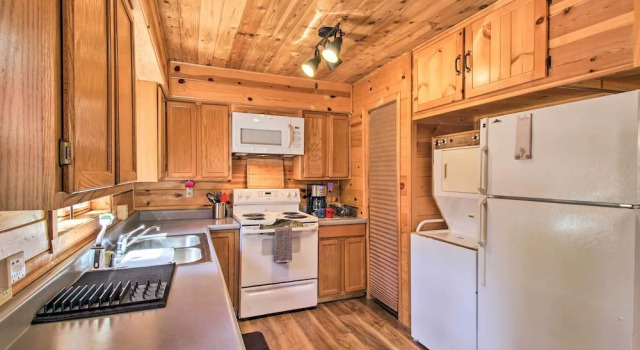 Коттедж Pinetop-Lakeside Cabin w/ Deck: Hike, Ski & Golf