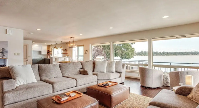 Lake Spanaway Retreat: Home w/ Private Beach!, Prenota Hotel Spanaway 