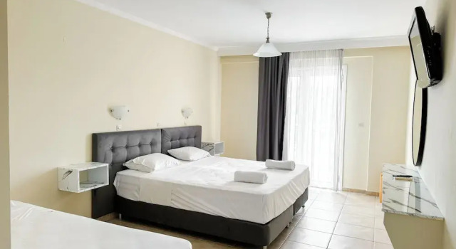 Трёхместный номер Superior с видом на бассейн Kavos Plaza Hotel