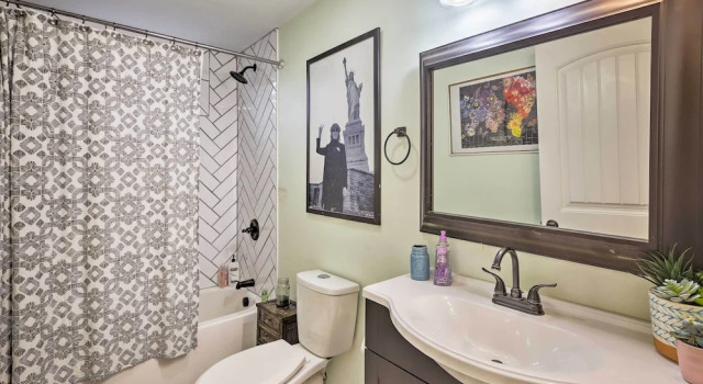 Коттедж с 4 комнатами Nashville Home w/ Fire Pit & Yard, 3 Mi to Dwtn