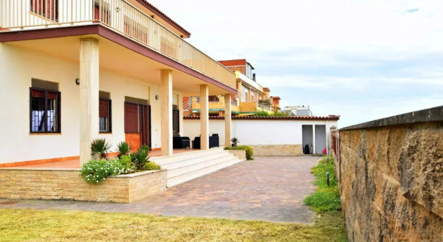 Seafront apartment in Villa , near Rome, Book Lejlighed Pomezia Lazio Coast
