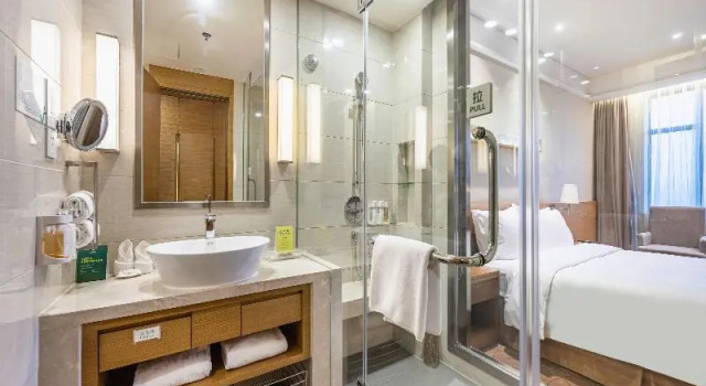 Двухместный номер Standard с балконом Holiday Inn Xi'an Big Goose Pagoda by IHG