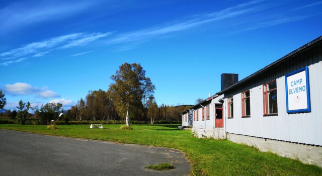 Camp Elvemo by Tjeldsundbrua, Rezerwuj Hotel Hotele w Tjeldsund z parkingiem, Parking