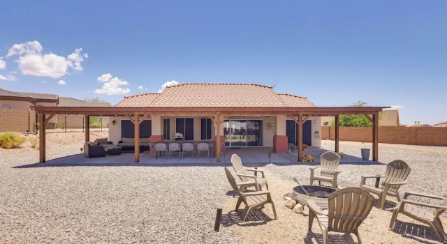 Коттедж Bullhead City Oasis w/ Fire Pit + Mtn View!