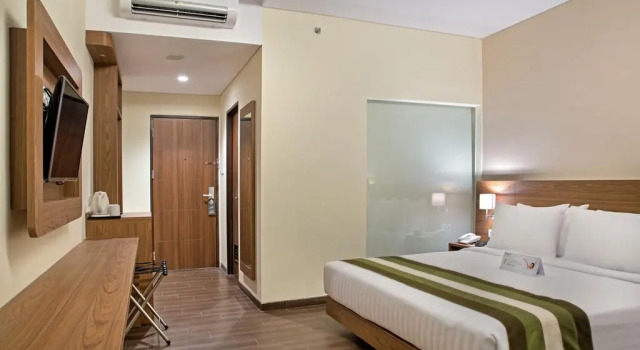 Номер Deluxe Grand Whiz Poins Simatupang Jakarta