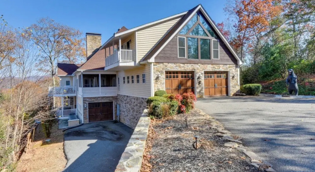 Коттедж с 6 комнатами с балконом Blairsville Mansion w/ Hot Tub, Casino + Games!