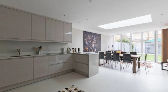 Gorgeous 5BR home with garden and parking in Battersea, Забронировать Отель Отели Лондона с парковкой, рядом с Старая Церковь в Челси, Парковка