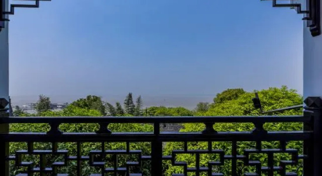 Семейный люкс с балконом и с красивым видом из окна Shangsu Yuehulou Inn (Yueyang Building Scenic Area)
