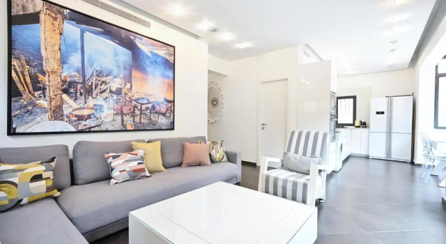 Clear 3BR in Dizzengoff 140 by HolyGuest, Забронировать Отель Отели Тель-Авива с парковкой, рядом с Пляж Иерусалим, Парковка