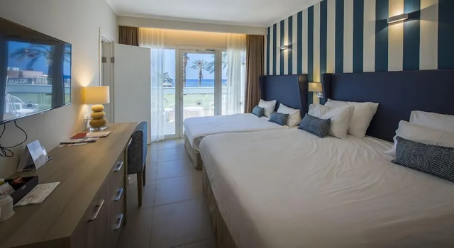 Четырёхместный номер Superior с балконом Neptune Eilat By Dan Hotels