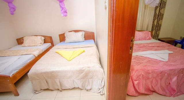 Standard triple chambre avec balcon Kings Hotel Kabale