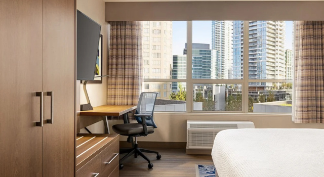 Люкс c 1 комнатой с видом на город Holiday Inn Express Vancouver-Metrotown
