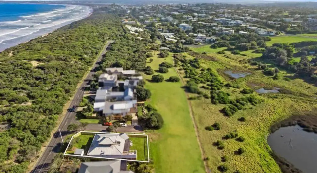 SALTWATER HOUSE - Opposite the beach and views over the lake, Buchen Sie Hotel Ocean Grove Bellarine Peninsula