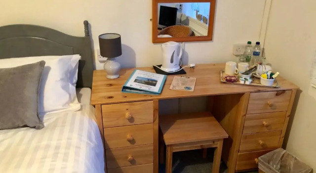Pinewood B&B, Book Bed and Breakfast Wiseman's Bridge Glamorgan