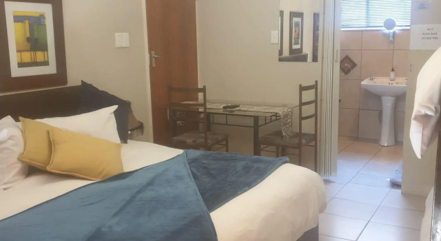 Кровать в общем номере Angels Haven Guesthouse